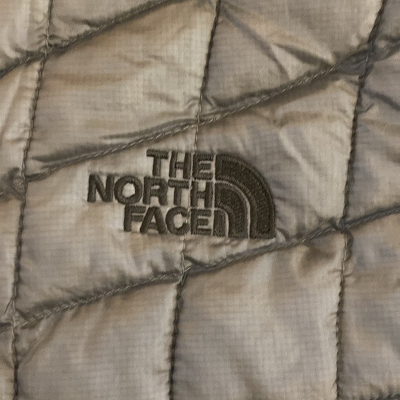 North Face® $100 off❤️Ladies Thermoball™ Trekker Jacket - Picture 10 of 12
